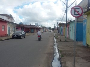 Moto abandonada há três dias em calçada de Arapiraca tem registro de furto