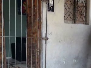 Relatos apontam madrugada de tiro e cena de desespero em casa onde adolescente foi encontrada morta