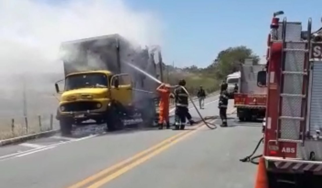[Vídeo] Bombeiros controlam incêndio em caminhão em chamas