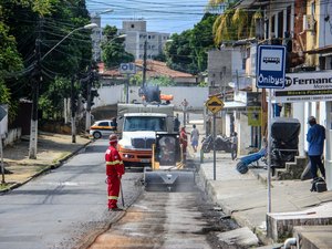 Rui Palmeira vistoria obra de recapeamento no Ouro Preto