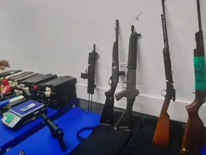 Operação apreende fuzil, submetralhadoras, rifles e drogas no bairro da Levada