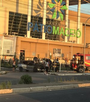 Carro pega fogo na saída do estacionamento de shopping popular de Maceió