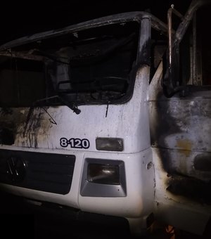 Caminhão pega fogo em garagem e incêndio é contido por populares, em União dos Palmares