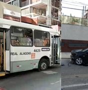 Carro fica com a frente destruída após bater contra ônibus na Ponta Verde, em Maceió