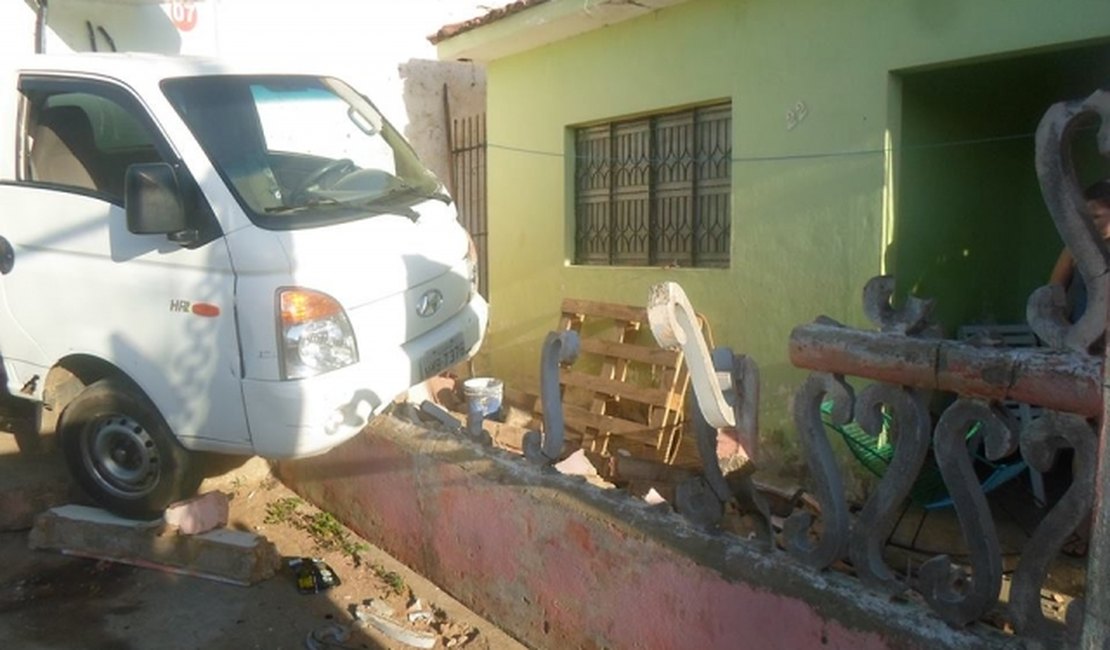 Caminhão desgovernado atinge residência no Alto do Cruzeiro