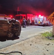 Duas pessoas morrem após carro colidir contra poste na AL-101 Norte, em Maceió