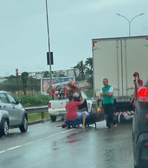 [Vídeo] Motociclista colide contra traseira de caminhão na AL220 em Arapiraca