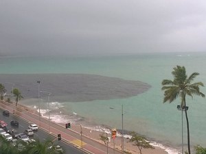 Esgoto teria provocado mancha na orla da praia de Pajuçara, segundo IMA