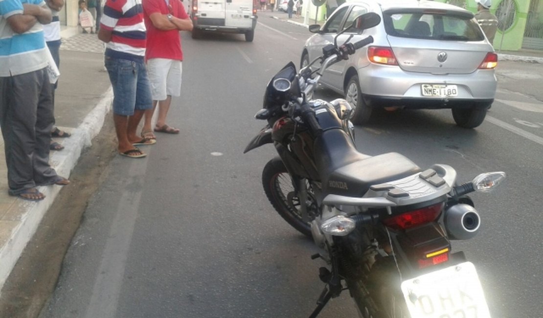 Acidente registrado no centro de Arapiraca deixa motociclista ferido