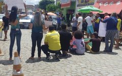 Homem ameaça passar por cima de manisfestantes com retroescavadeira 