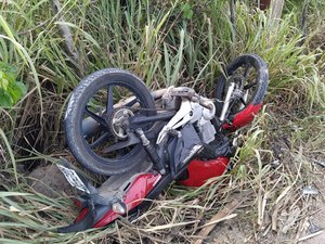 Colisão entre carro e moto deixa motoqueiro morto em São Luís do Quitunde