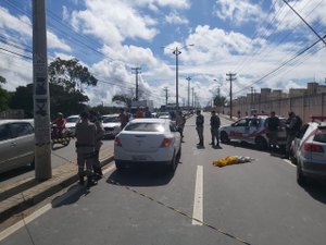 Criança solta a mão da avó e morre atropelada em avenida de Maceió