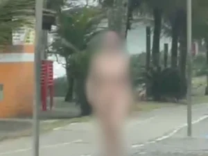 Mulher presa nua após matar pai diz que se prostituía por influência dele