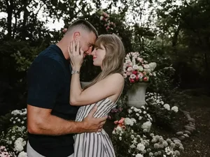 Taylor Swift se casa hoje com jogador de futebol americano Travis Kelce
