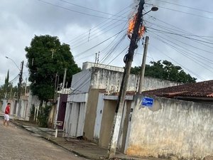 Fiação em poste fica em chamas e assusta moradores do bairro Santa Esmeralda em Arapiraca