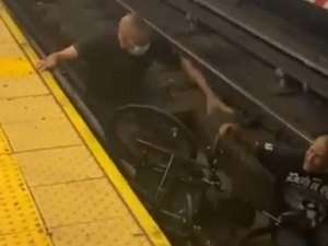 Homem pula em trilhos para salvar cadeirante que caiu em metrô de Nova York