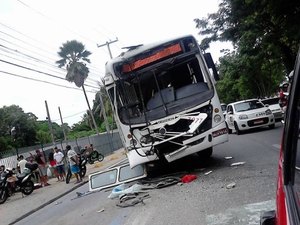 Colisão entre ônibus deixa passageiros feridos em Maceió