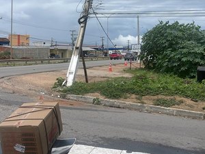 Poste de luz ameaça cair sobre veículos no bairro Jardim Esperança em Arapiraca