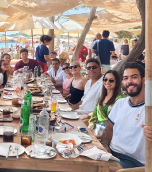 Ronaldo Fenômeno reúne pais, esposa, os quatro filhos e nora em Ibiza