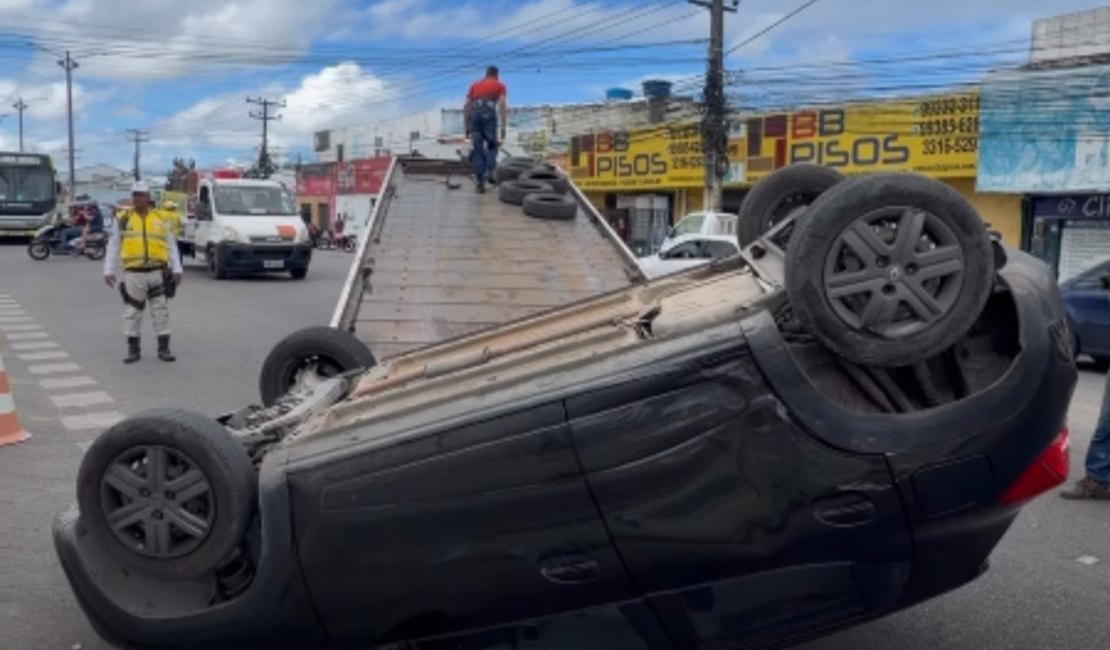 Carro capota em avenida no Benedito Bentes e deixa trânsito complicado
