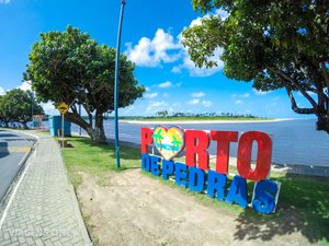 Colisão entre carro e moto deixa feridos em Porto de Pedras