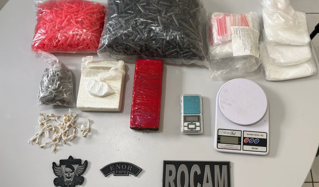 Trio é preso com drogas e mandados em aberto durante ação da Polícia Militar em Arapiraca