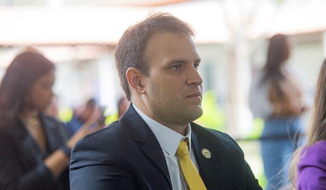 Após ‘pular de canoa’ para a base de JHC, Zé Márcio pode perder cargos no governo do estado