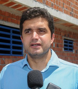 Prefeito Rui Palmeira assina contrato para mais 740 moradias