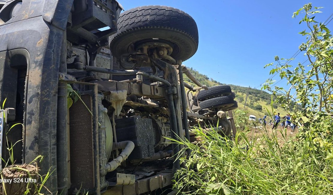Motorista de caminhão-pipa morre após veículo tombar na AL-145, em Água Branca