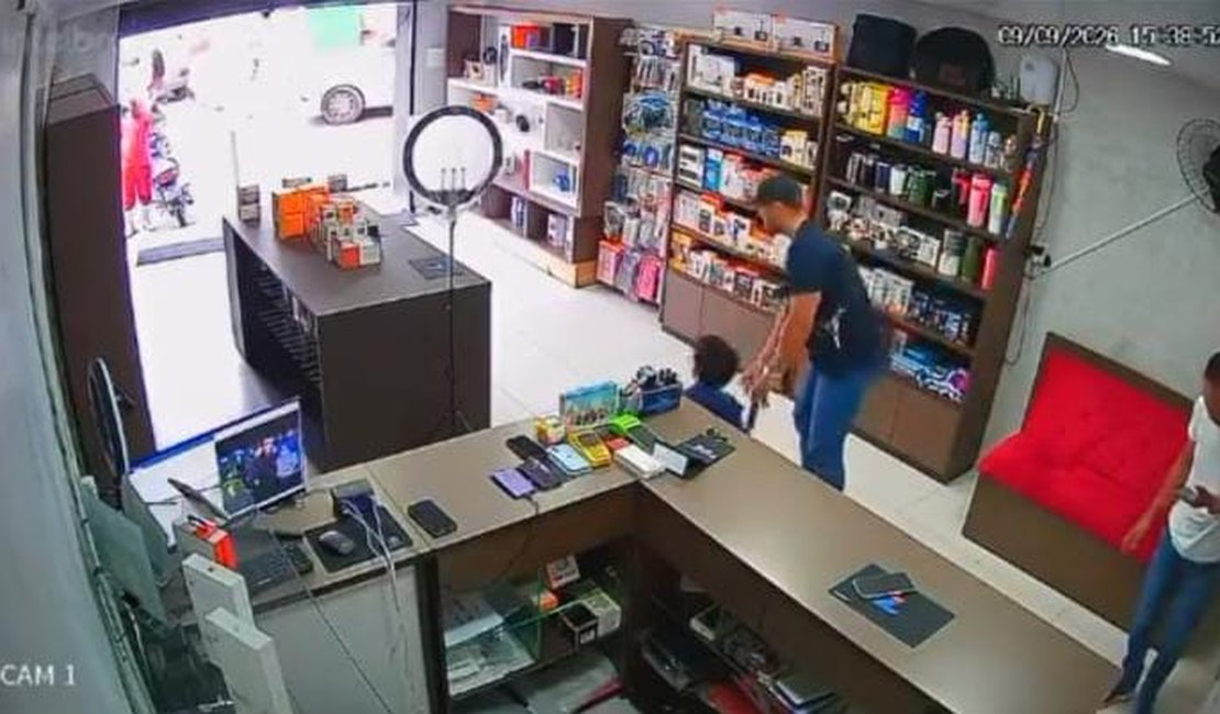 Jovem perde controle de bicicleta e acaba dentro de loja em Porto Calvo