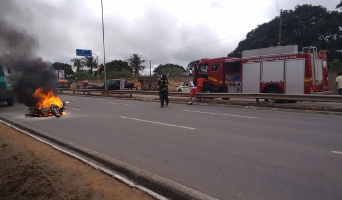Caminhão desgovernado atropela e mata motociclista em avenida de Arapiraca