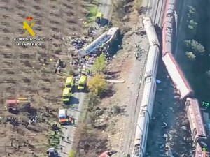 Colisão entre dois trens em alta velocidade deixa 'dezenas de mortos' na Espanha
