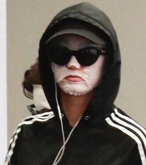 Katy Perry usa máscara de beleza para não ser reconhecida nas ruas