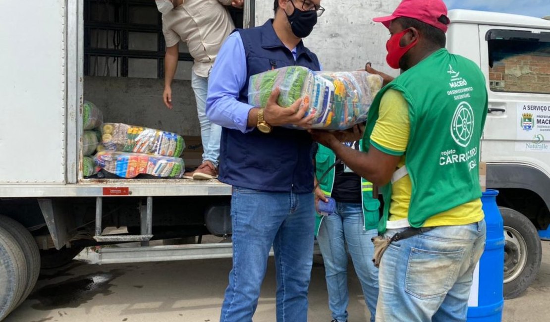 Projeto Carroceiro Legal: Prefeitura entrega 80 cestas básicas em Ecoponto da Pajuçara