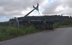 Condutor perde direção do caminhão, sai da pista e colide com poste na AL-430, em São Luís do Quitunde