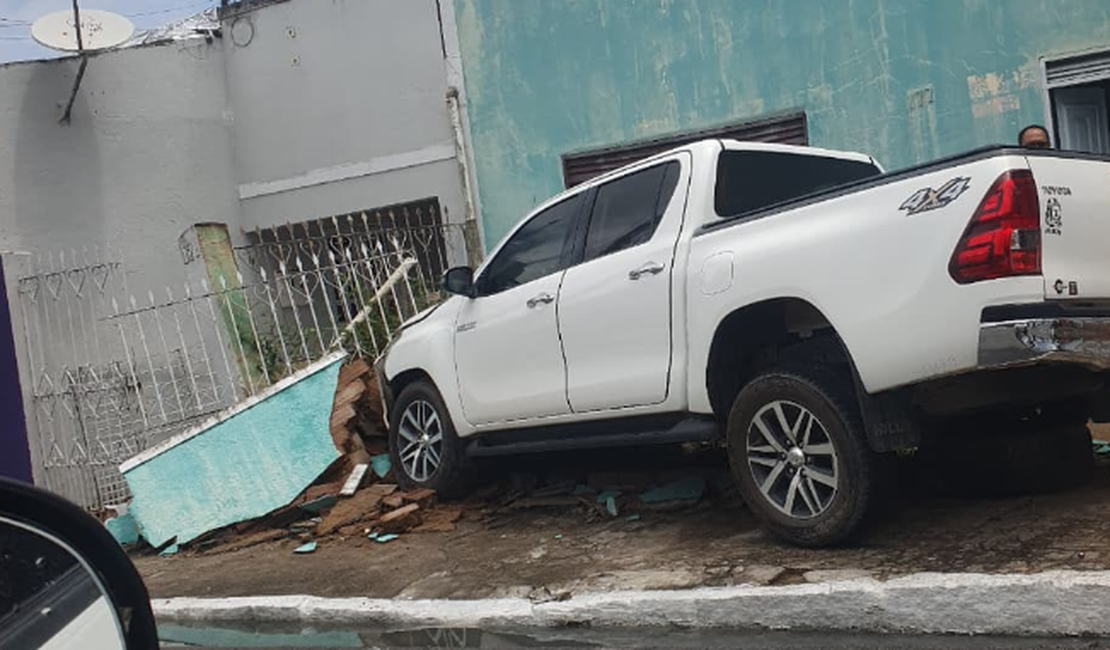 Motorista perde controle da direção e bate carro em muro de casa em Arapiraca
