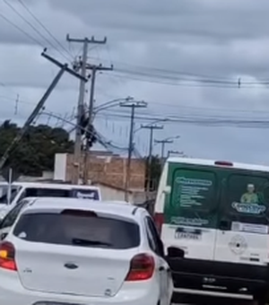 Van colide contra poste após passar por redutor de velocidade em Arapiraca