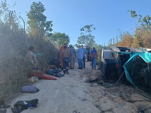 Trabalhadores ficam feridos após caminhão tombar no povoado Ouricuri, em Atalaia