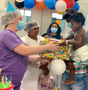 Criança ganha festa de aniversário surpresa no Hospital da Mulher