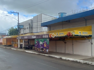 Falta de energia em rua no bairro Planalto, em Arapiraca, prejudica comerciantes e moradores