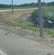 [Vídeo] Acidente entre carro e caminhão deixa uma pessoa morta e outra ferida em Jequiá da Praia