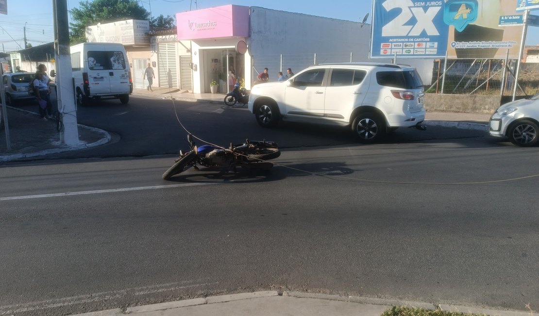 [Vídeo] Fio de alta tensão cai e atinge motocicleta na avenida Ceci Cunha, em Arapiraca