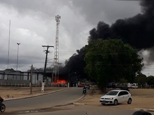 Incêndio de grandes proporções atinge fábrica de colchões no Sistema Prisional