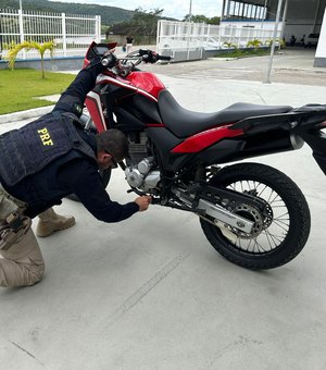 PRF encontra motocicleta com indícios de adulteração em Santana do Ipanema