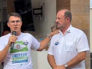 Com abraços e palavras calorosas prefeito recebe em casa, deputado Antônio Albuquerque