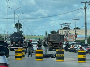 Motociclista é atropelado por caçamba ao desviar de contenção na frente do 3º Batalhão, em Arapiraca