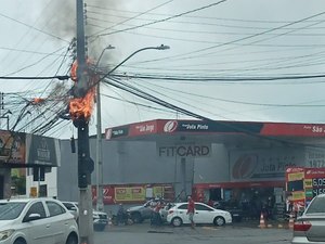 Fiação de poste pega fogo no São Jorge