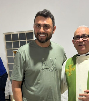 Mano Walter surpreende fiéis ao visitar capela em assentamento em Delmiro Gouveia