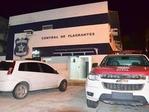 Criminosos prendem homem em porta-malas e roubam carro em Maceió