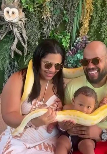 [Vídeo] Bebê tenta morder serpente durante foto de família em pousada em Maragogi